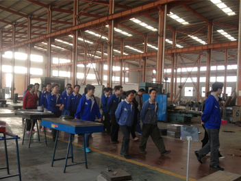 臨清市魯磁科技制造有限公司-鄧科長(zhǎng)帶領(lǐng)員工檢查衛(wèi)生