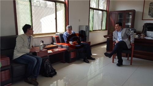 魯磁科技陳總和國外來賓親切交談